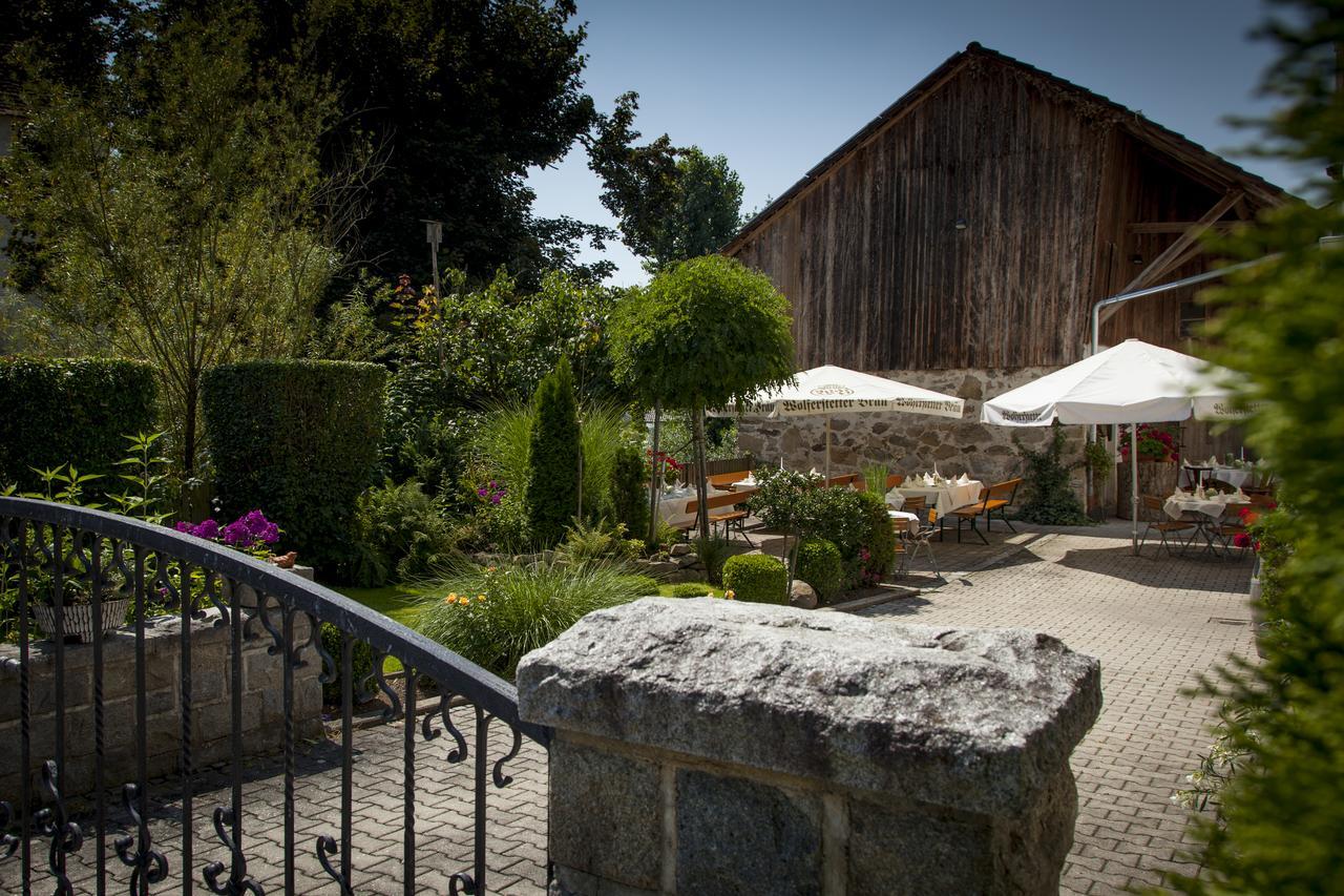 Hotel Wirtshaus Am Schloss Aicha vorm Wald Exterior photo